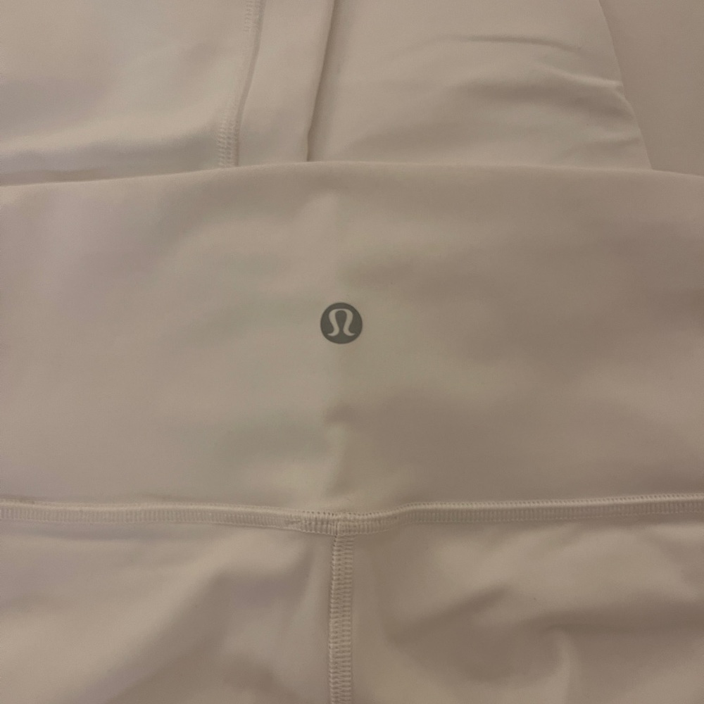 Lululemon wunder under 25” capri. Size 4. White. Double lined